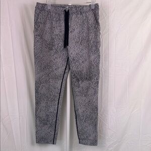 Lululemon black and white jet crop slim pants size 6 EUC